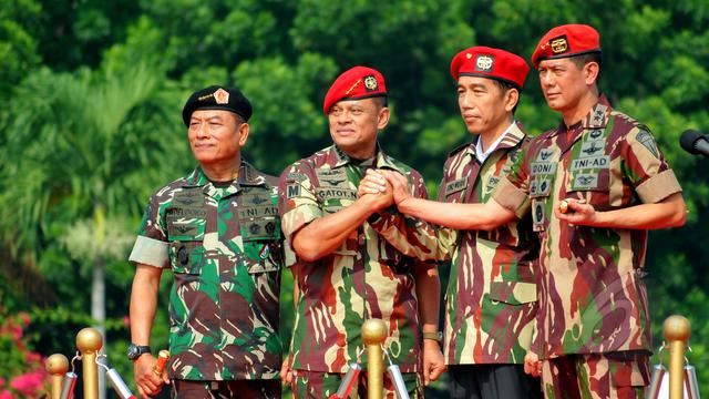 8 Gaya Jokowi sang panglima tertinggi TNI saat kenakan seragam militer