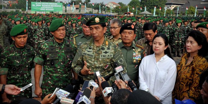 8 Gaya Jokowi sang panglima tertinggi TNI saat kenakan seragam militer