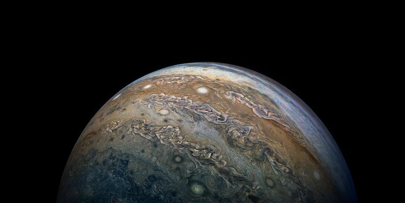 4 Potret terbaru Jupiter yang memukau, diselimuti gas kebiru-biruan