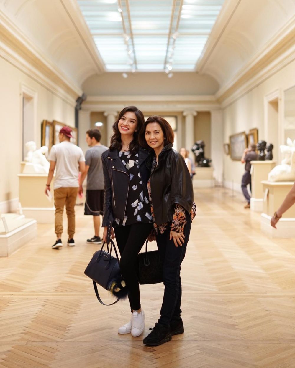 Berusia 33 tahun, 9 penampilan Raline Shah ini masih bak ABG 