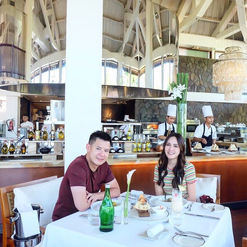 Rayakan 7 tahun menikah, Shandy Aulia pamer 10 pose mesra bareng suami