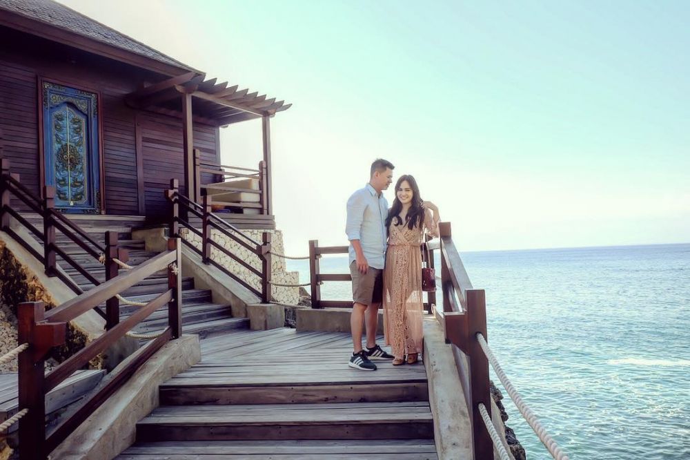 Rayakan 7 tahun menikah, Shandy Aulia pamer 10 pose mesra bareng suami