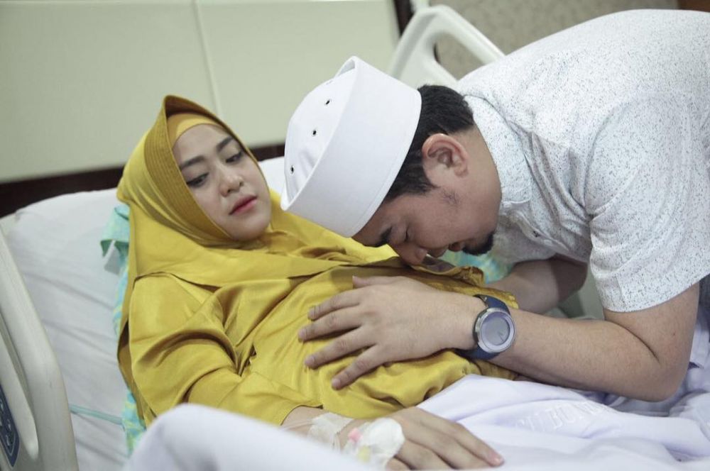 Dikaruniai bayi kembar, ini 7 potret kebahagiaan Ustaz Solmed & istri
