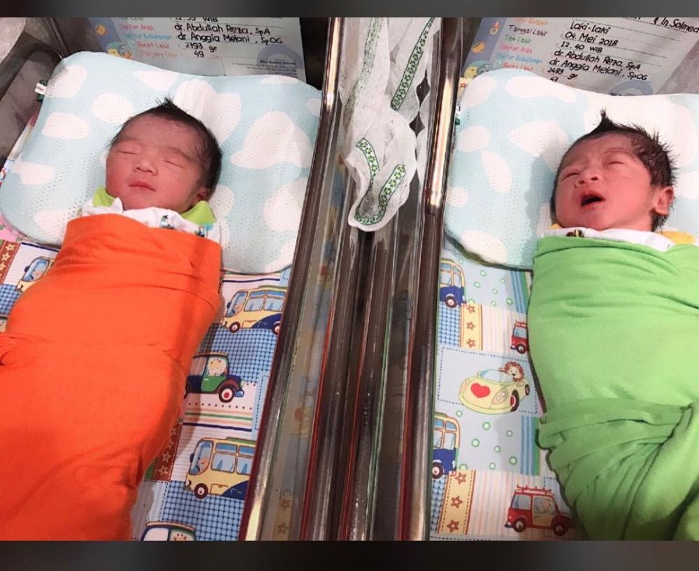 Dikaruniai bayi kembar, ini 7 potret kebahagiaan Ustaz Solmed & istri