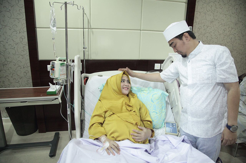 Dikaruniai bayi kembar, ini 7 potret kebahagiaan Ustaz Solmed & istri