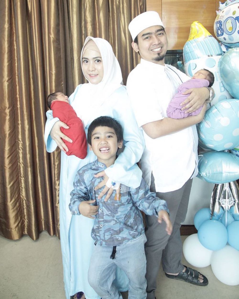 Dikaruniai bayi kembar, ini 7 potret kebahagiaan Ustaz Solmed & istri