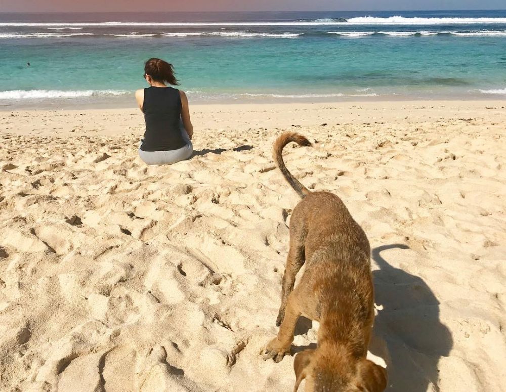 10 Gaya seksi Aura Kasih di pinggir pantai, segar banget