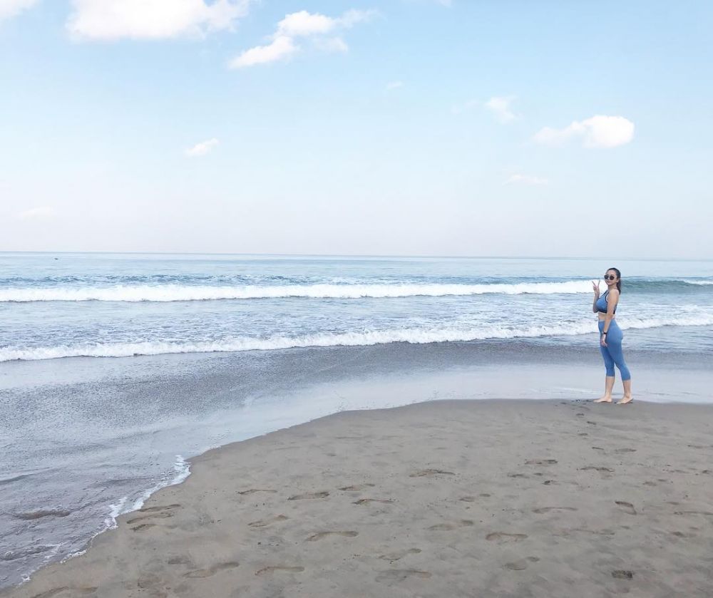 10 Gaya seksi Aura Kasih di pinggir pantai, segar banget
