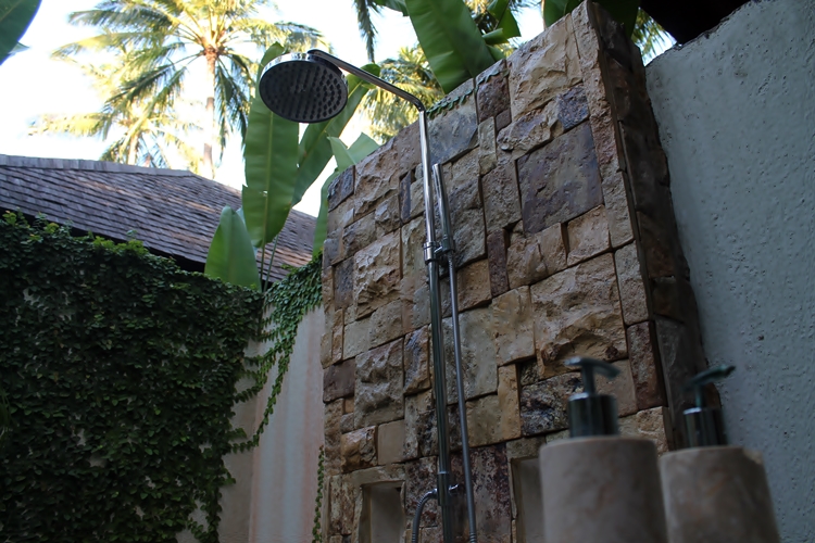 Penginapan ini usung konsep unik, mewah tapi kamar mandinya di luar   