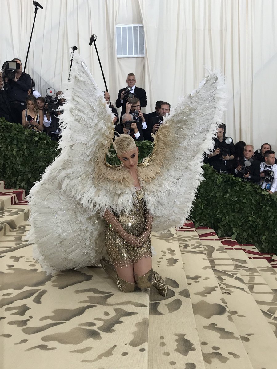 Padukan unsur religus, ini 10 kostum seleb Hollywood di Met Gala 2018