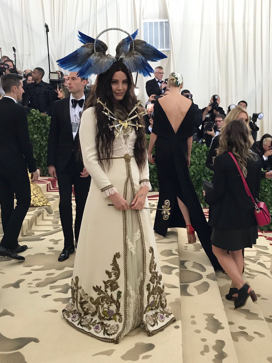 Padukan unsur religus, ini 10 kostum seleb Hollywood di Met Gala 2018