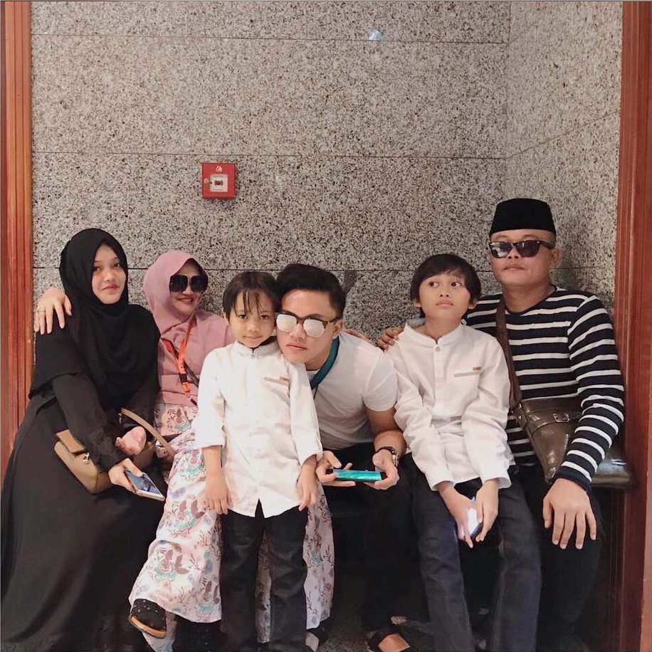 Istri gugat cerai, ini kilas balik 10 momen harmonis Sule & keluarga