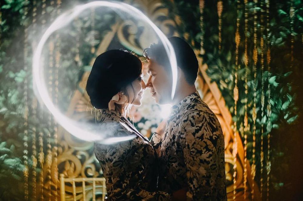 8 Potret lamaran Rizal Armada & kekasih, kental dengan nuansa Jawa