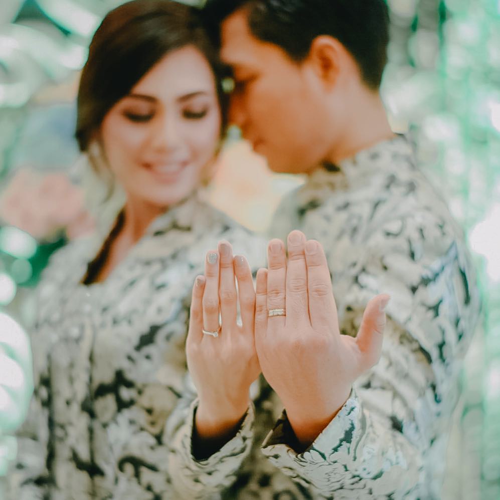 8 Potret lamaran Rizal Armada & kekasih, kental dengan nuansa Jawa