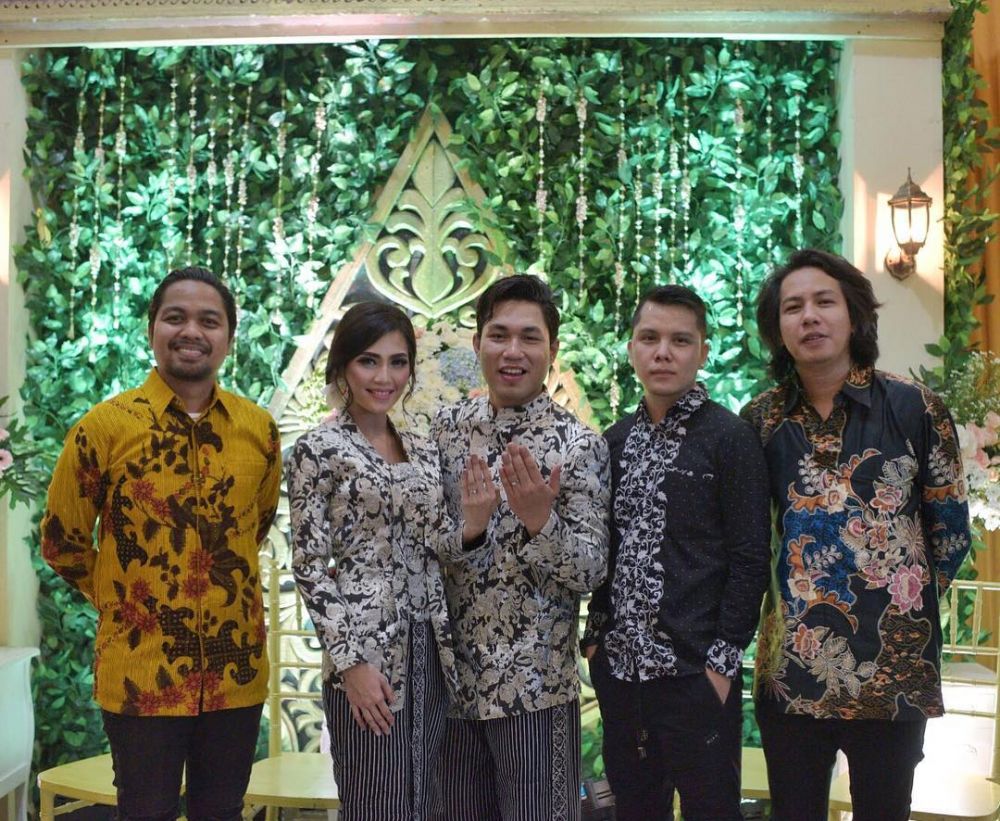 8 Potret lamaran Rizal Armada & kekasih, kental dengan nuansa Jawa