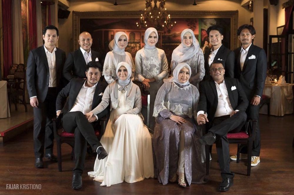 7 Potret kekompakan Kepompong, geng persahabatan hits Tommy Kurniawan