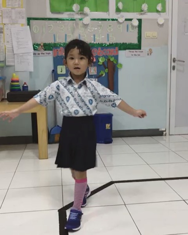 Masih balita, begini gaya menggemaskan 5 anak seleb saat sekolah