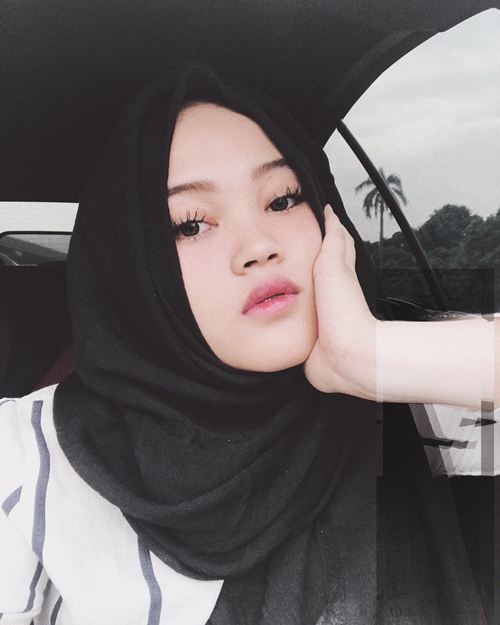 10 Gaya selfie Putri Delina, putri Sule yang manisnya bikin jatuh hati