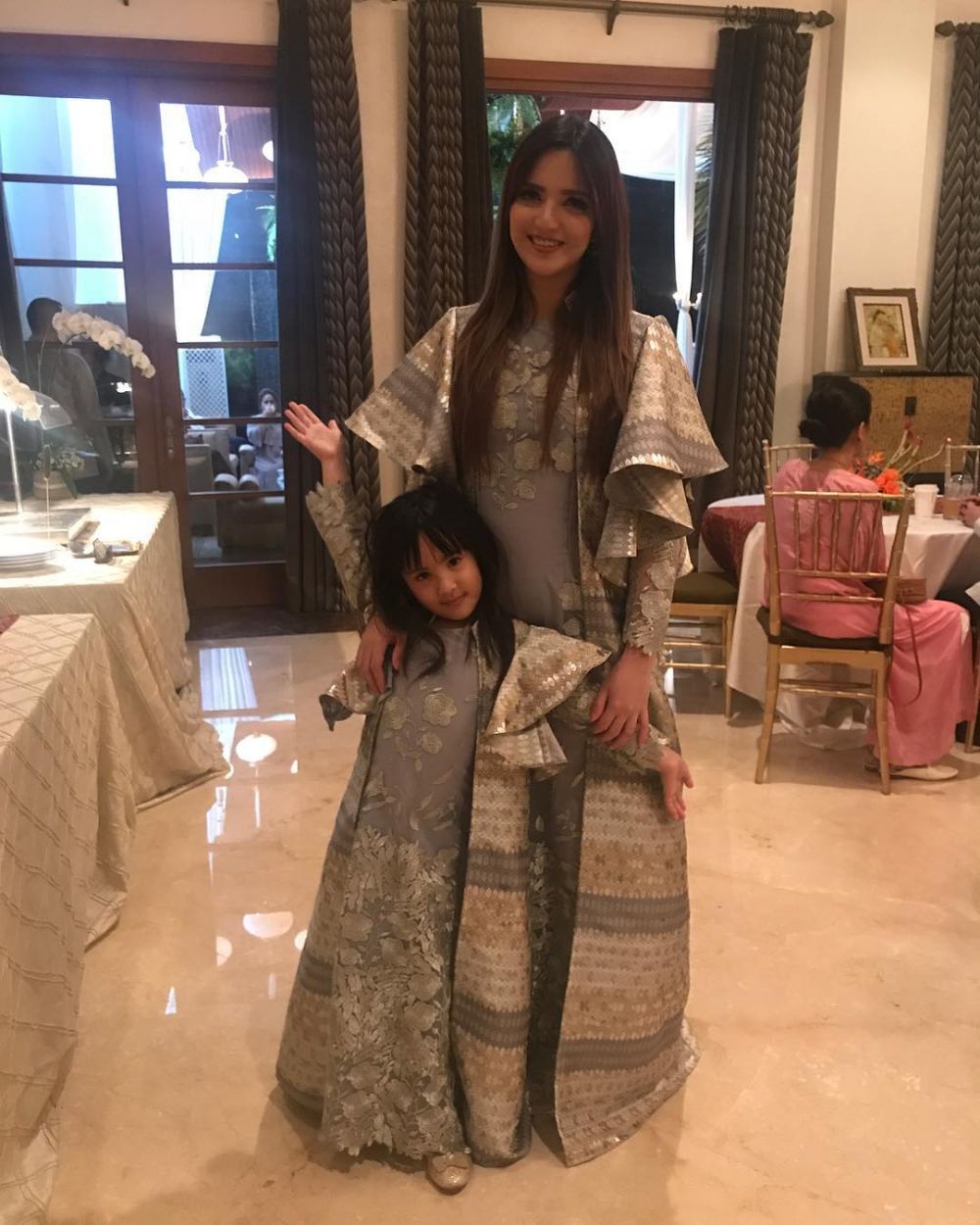 8 Potret Nia Ramadhani dan Mikhayla kembaran baju, kompak abis