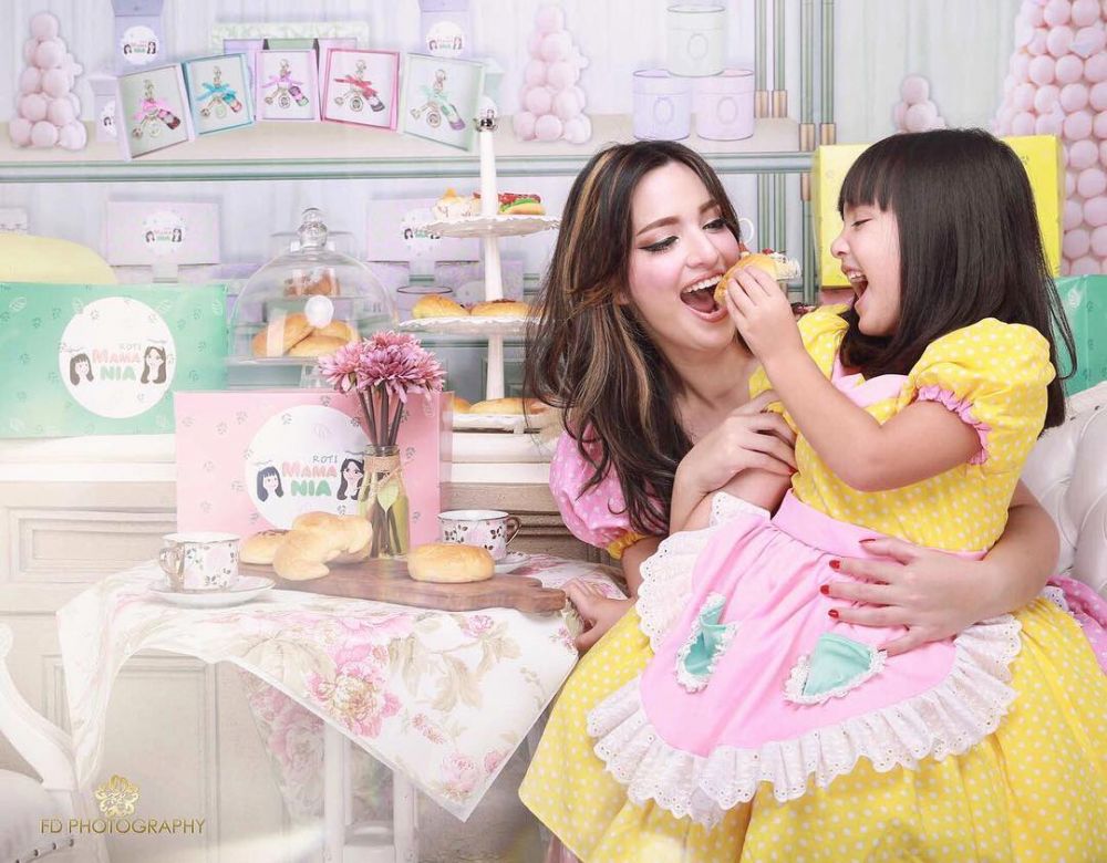 8 Potret Nia Ramadhani dan Mikhayla kembaran baju, kompak abis