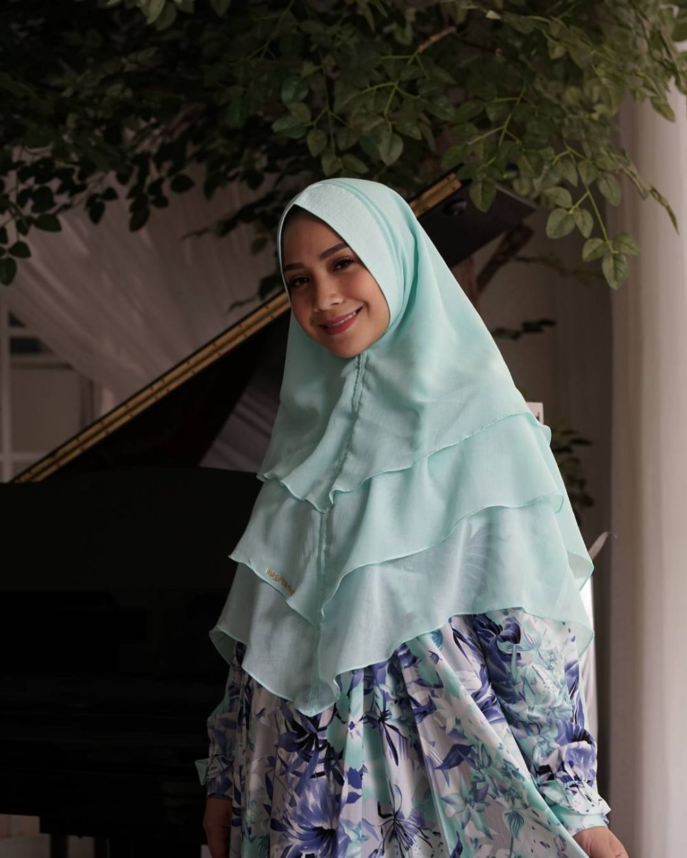 8 Pesona Nagita Slavina dengan balutan hijab, cantiknya meneduhkan