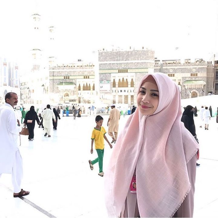 8 Pesona Nagita Slavina dengan balutan hijab, cantiknya meneduhkan