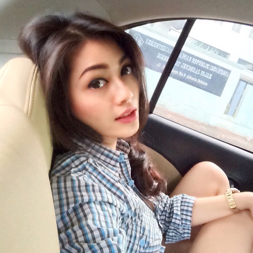 10 Gaya seksi Monica Imas, tunangan Rizal Armada yang jarang terekspos