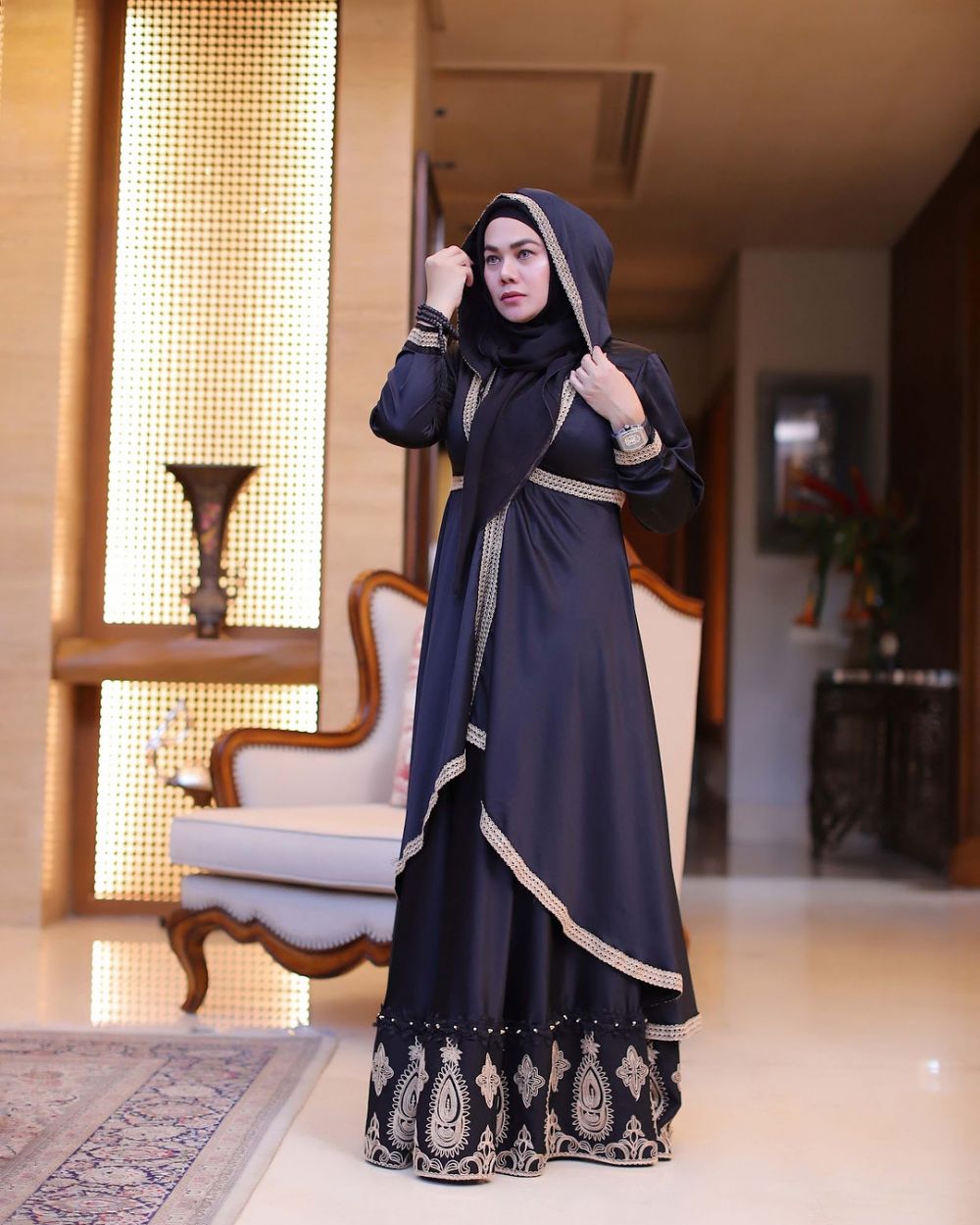 10 Gaya OOTD Sarita Abdul, ibunda Shafa Harris yang gaul abis