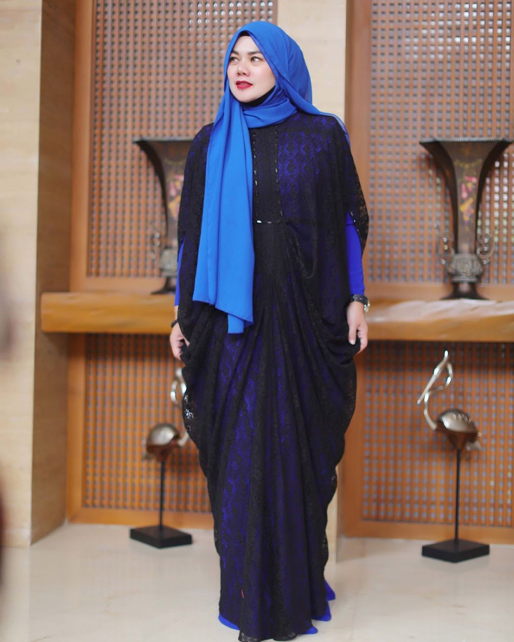 10 Gaya OOTD Sarita Abdul, ibunda Shafa Harris yang gaul abis