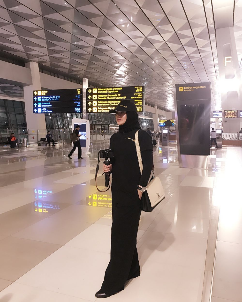 10 Gaya OOTD Sarita Abdul, ibunda Shafa Harris yang gaul abis