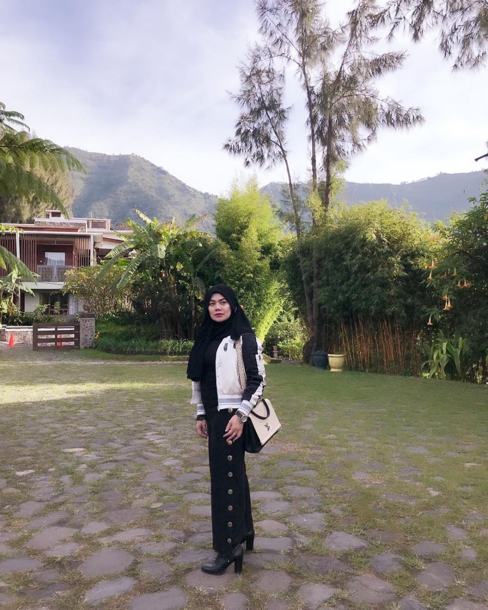 10 Gaya OOTD Sarita Abdul, ibunda Shafa Harris yang gaul abis