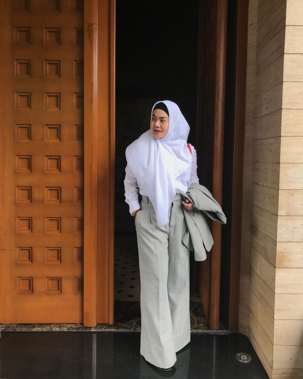10 Gaya OOTD Sarita Abdul, ibunda Shafa Harris yang gaul abis