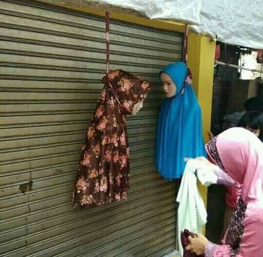 8 Cara unik penjual pajang barang jualannya pakai manekin