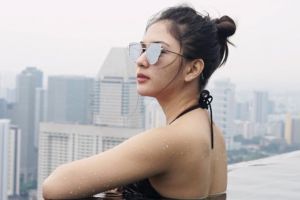 10 Gaya Jessica Mila pose seksi di kolam renang ini bikin terpesona