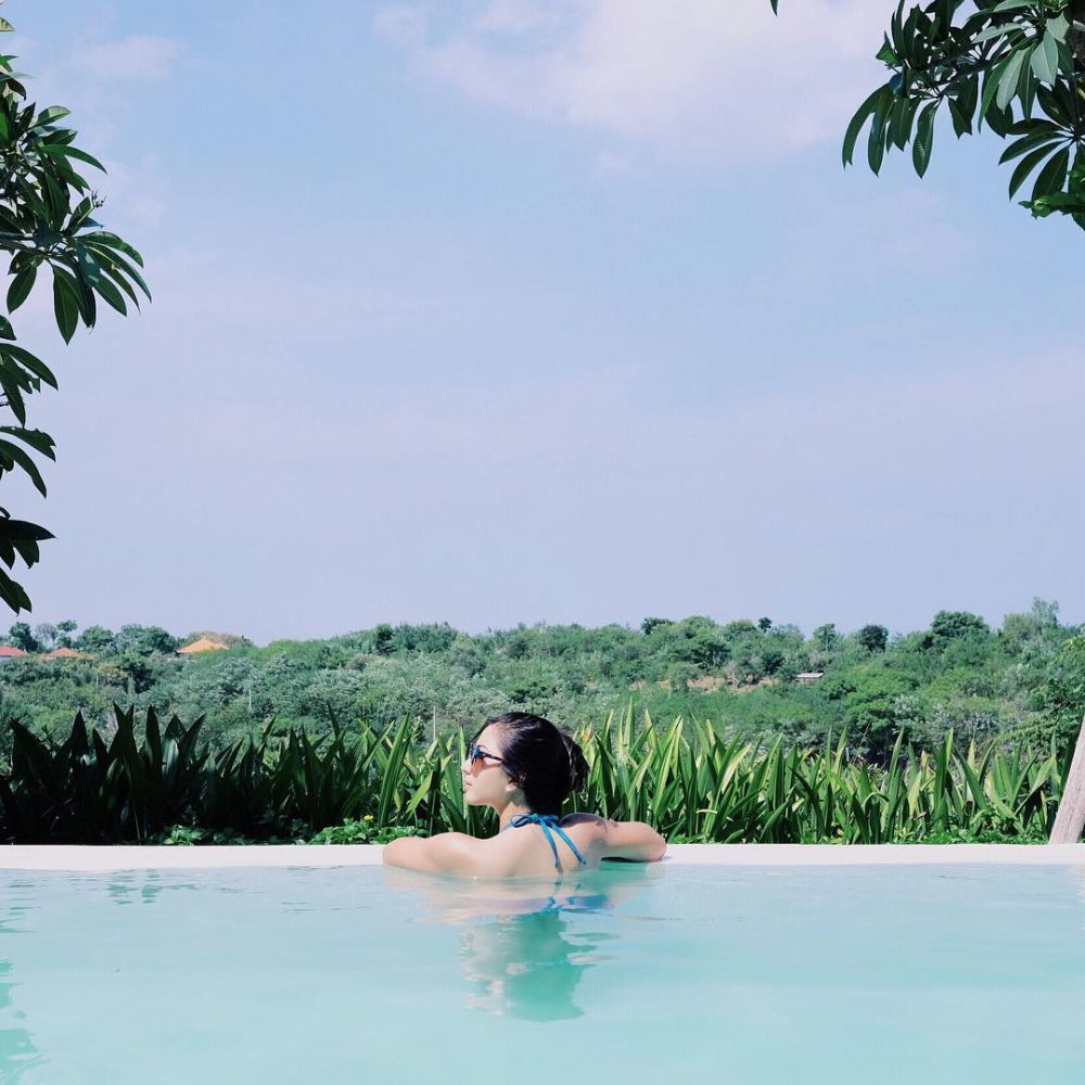 10 Gaya Jessica Mila pose seksi di kolam renang ini bikin terpesona