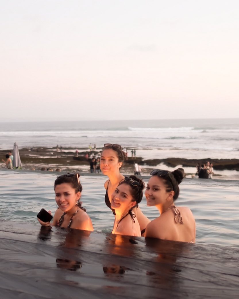 10 Gaya Jessica Mila pose seksi di kolam renang ini bikin terpesona