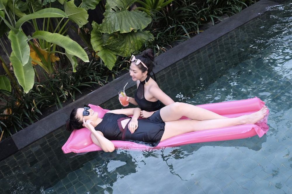 10 Gaya Jessica Mila pose seksi di kolam renang ini bikin terpesona