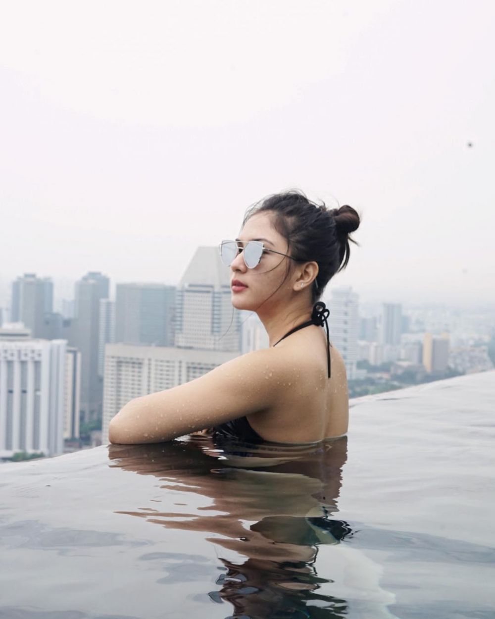 10 Gaya Jessica Mila pose seksi di kolam renang ini bikin terpesona