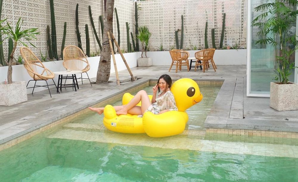 10 Gaya Jessica Mila pose seksi di kolam renang ini bikin terpesona