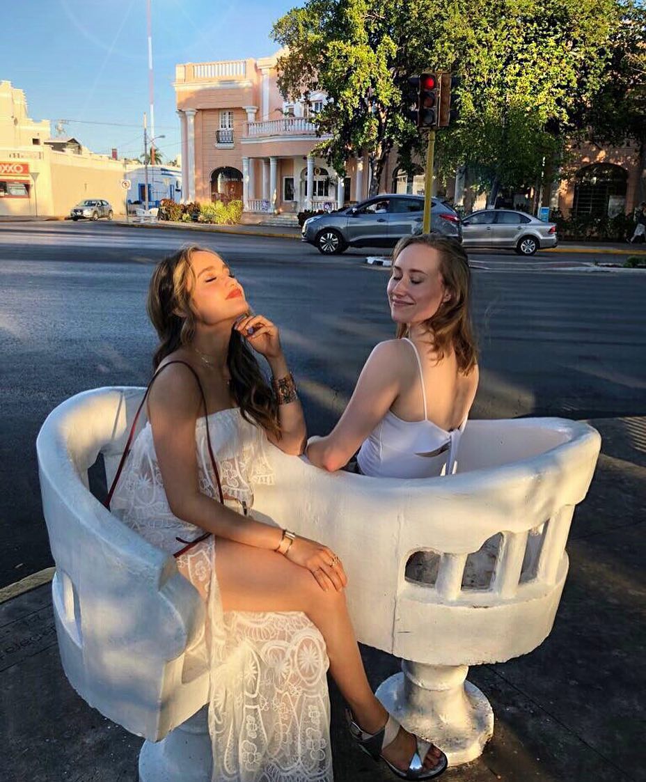 Punya kaki indah, ini 9 gaya Cinta Laura berbusana belahan tinggi