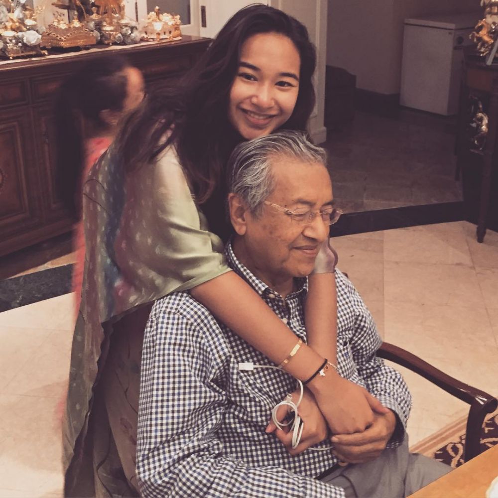 10 Pesona cucu Mahathir Mohamad yang cantik dan stylish