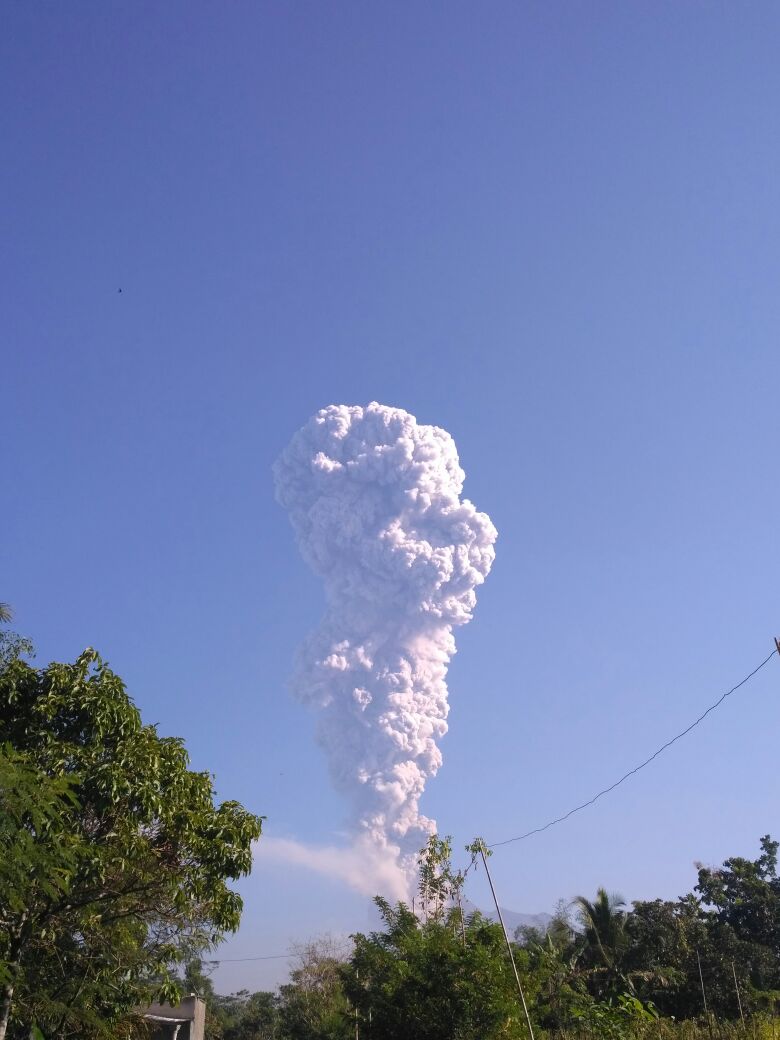 Gunung Merapi alami letupan freatik, warga diimbau untuk tenang