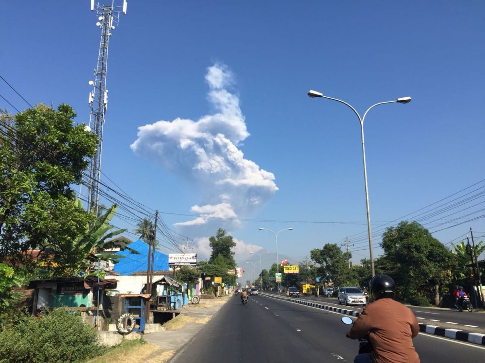 Gunung Merapi alami letupan freatik, warga diimbau untuk tenang