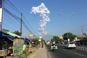 Hujan abu turun akibat Merapi erupsi, warga diimbau pakai masker