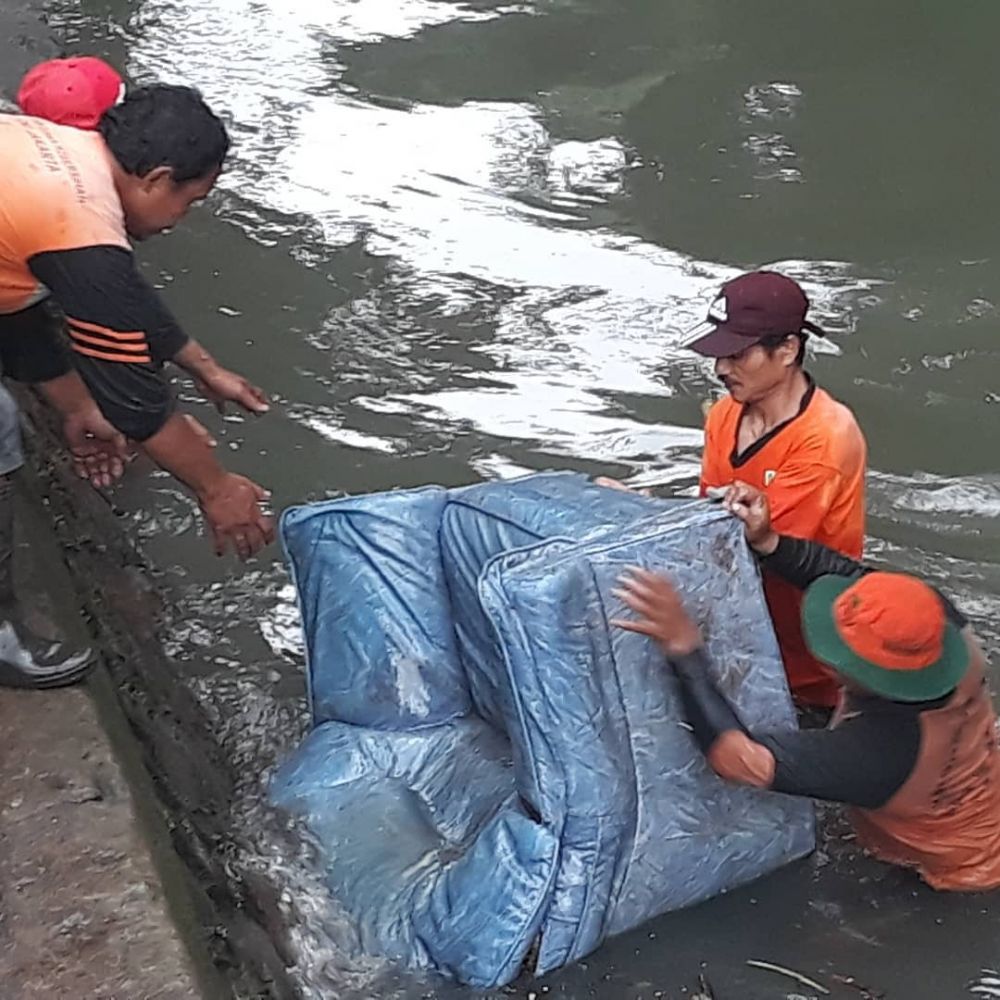 8 Barang yang ditemukan di sungai Jakarta ini bikin ngelus dada