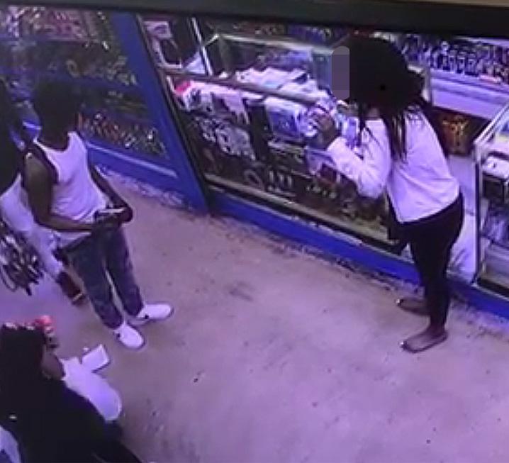Detik-detik rekaman CCTV wanita telan racun ini ngeri banget