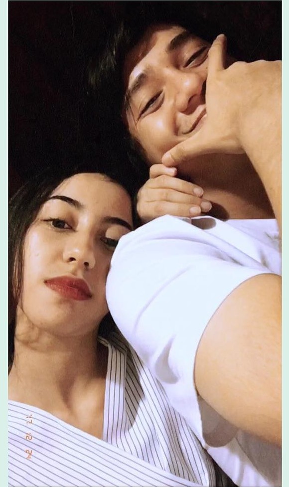 8 Potret mesranya Arbani Yasiz dan kekasih, romantisnya bikin iri