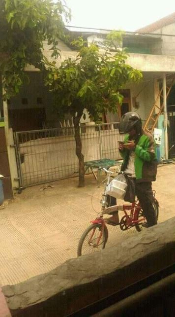 Kisah di balik driver ojek online kerja pakai sepeda ini bikin haru