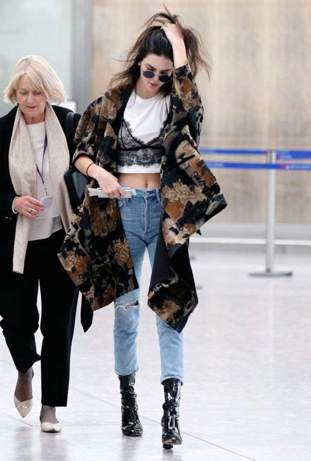 Gaya 4 seleb saat pakai model baju bra di luar, bikin gagal fokus