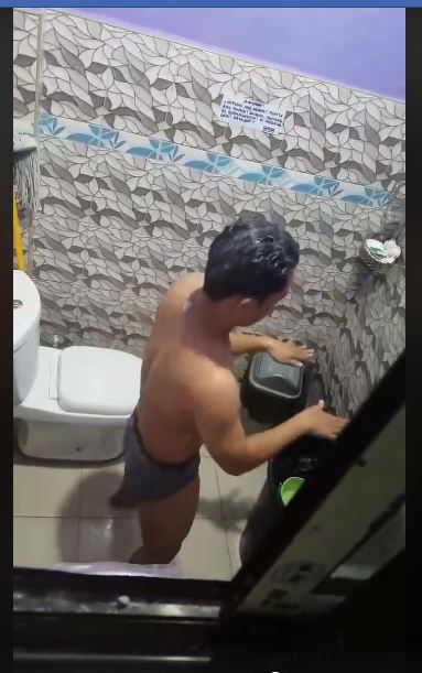 Pria ini tirukan dance Momoland 'Bboom Bboom' saat mandi, kocak abis